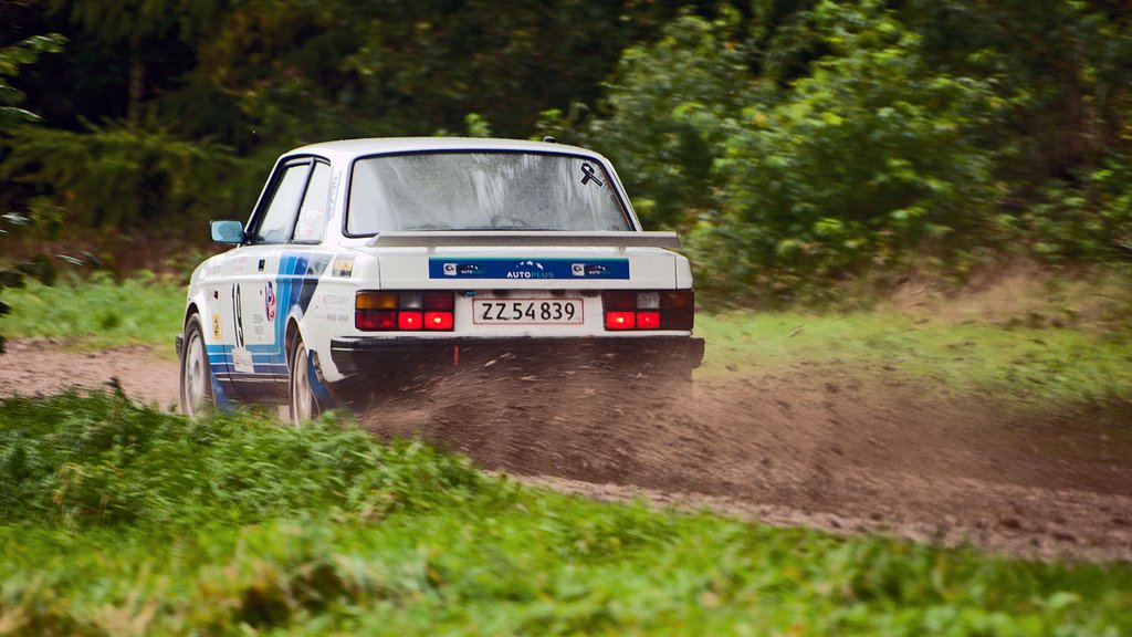 Kurt Mejer og Vagn Åge Hansen i fuld acceleration på grus
(Foto: rallypics.dk, viggo johansen)